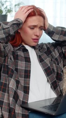 Evde dizüstü bilgisayara bakan, üzgün yüzlü genç bir kadın test başarısızlığı ya da kötü haber üzerine kafa üstü yatıyordu. Kanepedeki beyaz saçlı kız hayal kırıklığına uğramış, olumsuz sonuçlara duygusal tepki veriyor.