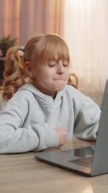 Genç bir kız dizüstü bilgisayarla masada oturuyor, evde kaybettiği bir maçtan sonra hayal kırıklığına uğruyor. Kafkasyalı çocuk üzgün bir ifadeyle hayal kırıklığı gösteriyor. Başarısızlık ve üzüntü duygularını yansıtıyor.