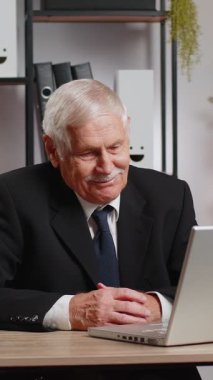 Üst düzey işadamı, ofis masasında dizüstü bilgisayarla çalışıyor. Çalışanlarla internet üzerinden iletişim videosu görüşmesi yapıyor, patron. Büyükbaba Yöneticisi serbest çalışan adam web kamerasına bakan destek servisleri.