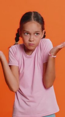 - Ne? - Neden? Öfkeli bir ifadeyle elini kaldıran genç bir kız, sorunların neden inançsızlığı gösterdiğini soruyor. Çocuk 10 yaşında, turuncu arka planda.