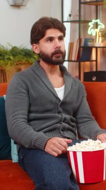 Televizyondaki Hintli adam dizinin finalini izliyor patlamış mısırı gergin bir şekilde durduruyor sonra gülümsüyor ve alkışlıyor. Kanepedeki Arap adam geçen bölümden sonra ekranda dramatik bir son üzerine sevinç ve alkış hissetti.