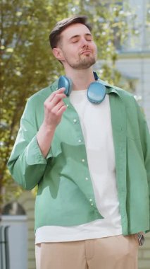 Neşeli, zengin ve mutlu bir adam el hareketleriyle etrafa para saçıyor, daha fazla bahşiş kazanıyor, büyük kar ediyor, piyango kazanıyor, paylaşıyor, dışarıda kutluyor. Şehir caddesinde duran genç bir erkek gezgin..