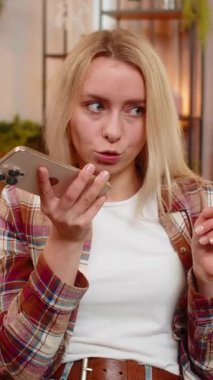 Genç yetişkin bir kadın evinde oturuyor ve akıllı telefonuyla enerji ve duyguyla açıklayan sesli mesajları kaydediyor. Sarışın kız ses girdisi sırasında tepki verirken kendini açıkça ifade eder.