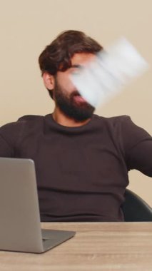 Hindistan 'daki iş adamlarına para yağmuru yağıyor. Başarı, galibiyet, gol başarısı, iyi haber, piyango talihi kutlanıyor. Kariyer büyür. Bej arka plandaki genç adam.