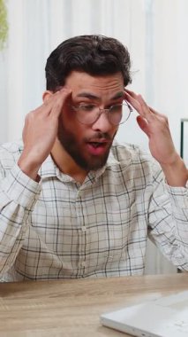 Baş ağrısı, tansiyon, migren, iş yerindeki stresten muzdarip yorgun Hintli işadamı. Dizüstü bilgisayarla çalışan sakallı, serbest çalışan bir borsacı. Fazla çalışma.