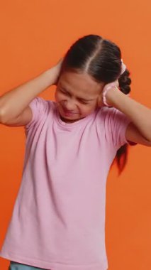 Duymak istemiyorum, dinle. Hüsrana uğramış, sinirli, genç, şirin bir kız. Kulaklarını tıkayarak hayır diyor. Hoş olmayan sesleri görmezden gelerek tavsiyelerden kaçınıyor. Çocuk yaşta, 10 yaşında.