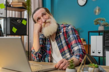 Diz üstü bilgisayarda çalışan, düşünceli, Kafkasyalı üst düzey bir adam ev ofisindeki sorunu çözme düşüncesini başka tarafa çeviriyor. Dede ilham arayışı içinde. Karar verme yetisi yok..