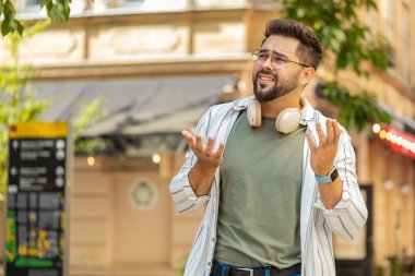 Üzgün ve mutsuz genç bir turist hayat endişeleri üzerine düşünüyor, haksız bir durumdan muzdarip. Sorun, kötü hissetme, tükenmiş keder. Hüsrana uğramış, yalnız, yetişkin bir adam şehir caddesinde dikiliyor..