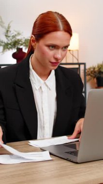 Merkez ofisteki genç iş kadını laptoptaki ödenmemiş faturayı çenesinden düşerken buldu ve acil transfer işlemine başladı. Masadaki serbest çalışan kız ödemeyi tamamladı ve rahatça nefes verdi.