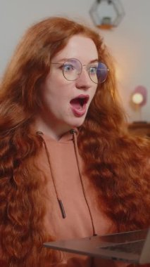 Laptop kullanan Kafkasyalı kadın şaşırdı, iyi haber mesajı aldı, vay canına piyango galibiyetini kutladı piyango ikramiyesi kazandı, evinde online alışveriş yaptı. Yaşam Tarzları.