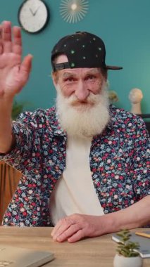 Hoş geldiniz. Mutlu stil sahibi son sınıf çalışanı el sallayarak selam veriyor. Birine hoş geldin diyor, internetten giyiniyor, uzaktan konuşuyor. Ev ofisinin masasında dizüstü bilgisayarı olan serbest çalışan büyükbaba.