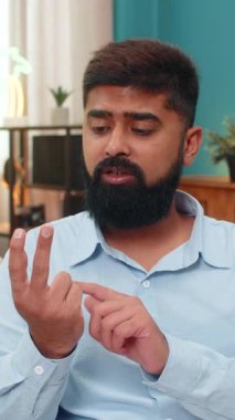 Evdeki Hintli adam parmaklarındaki görevleri sayıyor. Hayati kararların ilerisini planlamaya odaklandığını düşünüyor. Kanepedeki Arap adam dik dik bakıyor. Öncelikleri hesaplıyor. Hedefleri yansıtıyor.