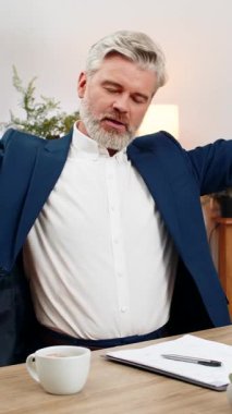 Merkez ofisteki orta yaşlı işadamı kahve aromasını yudumlarken kendini yenilenmiş hissediyor. Masa düzenleme bölümündeki serbest çalışan adam rapora çizelge numaraları ekleyerek kesinlik ve netlik sağlıyor.