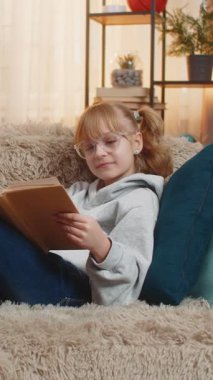 Genç kız masal kitabı okuyarak evinde dinleniyor, komik kısımlara hafifçe gülümsüyor. Kanepedeki sarışın çocuk olay ciddileştiğinde aniden iç çeker. Her sayfanın tadını sessizce çıkarır..