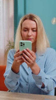 Akıllı telefon daktilosu kullanan genç bir iş kadını, beklenmedik piyango sonuçları, kötü haberler, servet, evde çalışırken masada oturan kayıp karşısında şaşırır. Serbest çalışan kız uzaktan kumanda.