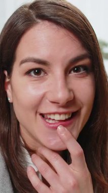 POV webcam görüntüsü genç Kafkasyalı iş kadını yöneticisi kameraya bakıyor ve iş yerindeki akıllı telefon kamerasıyla online toplantı konferans görüntüleriyle konuşuyor. Uzak görev çevrimiçi.