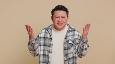 - Seni duyamıyorum. - Ne? Asyalı orta yaşlı bir adam sizi duymaya çalışıyor, kafası karışmış ve somurtuyor, daha yüksek sesle konuşmak için kolunu kulağının dibinde tutuyor, tekrar etmek istiyor, bilgi almak istiyor, sağırlık. Çinli olgun adam.