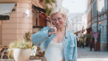 Gibi. Mutlu kadın bir şeyi onayladığını gösterir ya da olumlu cevap verir. Reklamlar iyi fikir geri bildirimlerini sever. Başarı zaferini kutlar. Şehir sokağındaki sarışın kız..