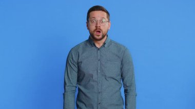 Aman Tanrım, vay canına. Heyecanlı kazanan adam şaşkınlıkla el kaldırıyor kameraya büyük gözlerle bakıyor başarıyı kutlayan zaferin şokuyla iyi haberleri kutluyor. Mavi arka plandaki adam