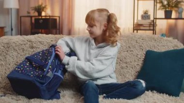 Genç kız evde sırt çantasından masal kitabı alıyor ve sayfaları faiziyle çeviriyor. Kanepedeki sarışın çocuk resimlere hayran olmak için duruyor, her büyüleyici sahnede sırıtıyor..