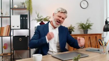 Ofisteki orta yaşlı işadamı, dizüstü bilgisayarla çalıştıktan sonra kulaklık takıp rock şarkıları söylüyor. Masadaki serbest çalışan adam kod yazıyor. Müzik enerjisinin keyfini çıkarıyor. Yüksek verimliliği arttırıyor.