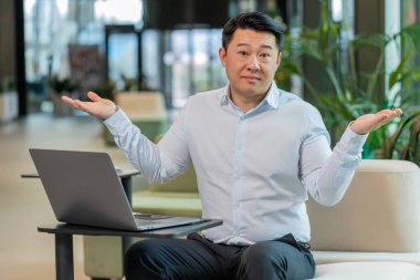 - Ne? - Neden? Kızgın Çinli işadamı öfkeli bir ifadeyle el kaldırıyor, başarısızlık nedenini soruyor, sorunlardan kuşkulandığını gösteriyor. Ofis lobisinde oturan gömlekli adam..