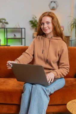 Serbest çalışan genç bir kadın oturma odasına girer ve kanepeye oturur, dizüstü bilgisayarı açar. Kızıl saçlı bir kızın portresi netbook 'ta çalışıyor, mesajlar gönderiyor, online alışverişler yapıyor, film izliyor, ders çalışıyor..