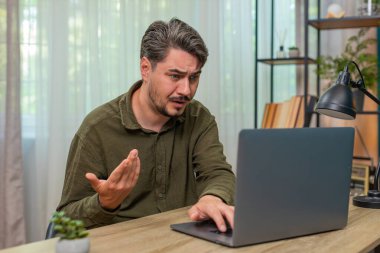 Evde çalışan orta yaşlı bir adam, kötü haber virüsü uyarısının strese yol açması üzerine kaşlarını çatıyor. Masadaki genç adam bilgisayar sorununu çözmeye çalışıyor. Gergin ve acil baskı altında.