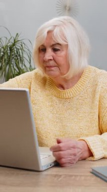 Üst düzey kadın evdeki işi bitirdikten sonra bilgisayarı kapatıyor. Yaşlı, olgun, serbest çalışan, uzaktan kumandalı bir büyükanne. Not defteri bilgisayarında E-öğrenme gezinti interneti