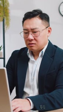 Asyalı yorgun işadamı iş yerindeki mali sorunlardan endişe duyuyor. Orta yaşlı, serbest çalışan bir borsacı bütçe iflasını düşünmekten hayal kırıklığına uğradı. Fazla çalışma