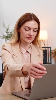 Merkez ofisteki orta yaşlı iş kadını dizüstü bilgisayarına gülümsüyor ve günün ilk görevlerini enerjiyle yazmaya başlıyor. Masadaki serbest çalışan kız plan yazıyor, e-postaları cevaplıyor ve işe gitmeye hazırlanıyor.