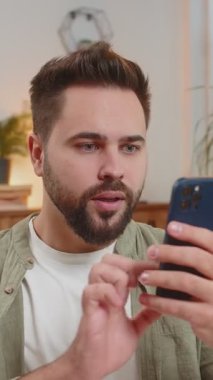 Kafkasyalı esmer adamın akıllı telefon kullanmasına şaşırdım. Posta yoluyla iyi haber alıyor. Aniden kazanılan piyango zaferini kutluyor. Yaşam Tarzları.