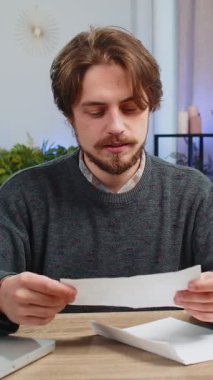 Mutlu Kafkasyalı adam zarfı açıp mektubu okuyor. Kariyer büyümesi terfi, banka kredisi onayı, üniversitenin parasal ödülüne başarılı giriş harika haberler, piyango oyunu kazanmak