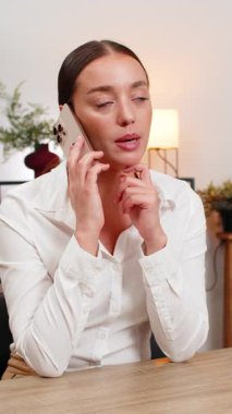 Merkez ofisteki genç iş kadını akıllı telefon tartışmalarıyla konuşuyor ve el sallayarak hayır diyor. Masa anlaşmazlığındaki serbest çalışan kız çözüm istiyor sınırlar çiziliyor, nefes alıyor..