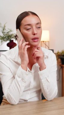 Merkez ofisteki genç iş kadını akıllı telefon tartışmalarıyla konuşuyor ve el sallayarak hayır diyor. Masa anlaşmazlığındaki serbest çalışan kız çözüm istiyor sınırlar çiziliyor, nefes alıyor..