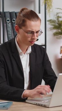 Genç, üzgün, stil sahibi bir iş adamı dizüstü bilgisayarda arama yapıyor, beklenmedik piyango sonuçlarını kaybediyor, servet kaybı, ofis masasında kötü haberler. Takım elbiseli, Kafkasyalı serbest çalışan.