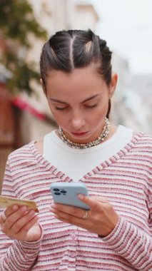 Kafkasyalı bir kadın internet üzerinden alışveriş yapmaya çalışırken kredi kartını bloke etmiş. Sokaktaki sinirli genç turist kız bankayı satın alıyor. Reddetme sorunu başarısız ödeme dengesi eksikliği