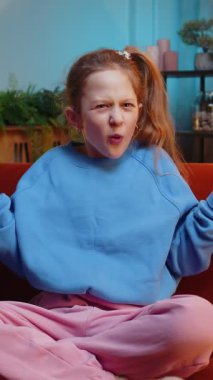 - Ne? - Neden? Küçük çocuk kız öfkeli bir ifadeyle el kaldırıyor, başarısızlık nedeni soruyor, sorunlardan kuşkulandığını gösteriyor. Geceleri evdeki kanepede oturan genç bir kız.