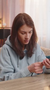 Kafkasyalı genç bir kadın akıllı telefona kablo bağlıyor ve şarj cihazı çalışmadığı için sürekli fişini çekiyor. Kız hayal kırıklığına uğramış görünüyor. Kablo kırılmış ve şarj edilemiyor..