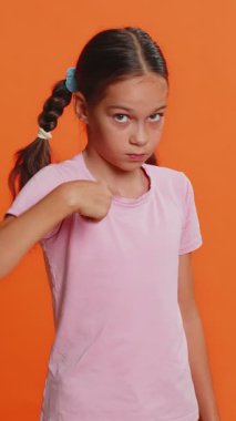 Gözüm üzerinde. Gözlerine ve kamerasına bakan genç, tatlı bir kız. Seni birini gözetlerken, el kol hareketi yaparken izlediğimi göster. Stüdyo turuncu arka planda 10 yaşındaki çocuk.