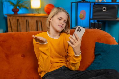 Beyaz çocuk evde akıllı telefondan online oyun oynarken kaybediyor. Kanepede otururken üzgün dalgalar umutsuzluğa yol açar. Yoğun oyunda yenilgi üstüne hüsran ve hayal kırıklığını gösterir.