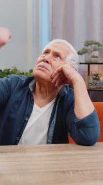 Komşularda tamirat. Sinirli yaşlı yaşlı büyükbaba gürültülü parti müziği komşuları tarafından rahatsız edilen yastıklarla kulaklarını kapatıyor ve sessizlik diliyor. Evde ses yalıtımı olmayan ince duvarlar.