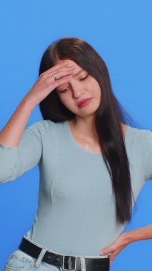 Üzgün kadın umutsuzluk, yalnızlık, sinir krizi, mağlubiyet piyango sonuçlarına şaşırmak, kötü talih, şanssız haberler. Stüdyonun mavi arka planında izole edilmiş çekici genç kız.