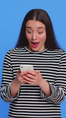 Mutlu Kafkasyalı genç kız akıllı telefon daktiloyla yazı yazarak 