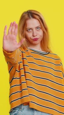 Dur, yeter. Genç bir kadın, el ele tutuşmak yok diyor. Bitiş çizgisinde el ele tutuşmak yok. Bitiş uyarısı, giriş yasağı, iletişim kopukluğu, vücut dili tehlikesi. Sarı arka plandaki kız