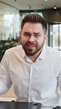 - Ne? - Neden? Öfkeli Kafkasyalı işadamı öfkeli bir ifadeyle el kaldırıyor, başarısızlık nedenini soruyor, sorunlardan kuşkulandığını gösteriyor. Genç sakallı adam modern ofis lobisinde oturuyor.