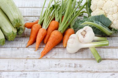 Tahta arka planda taze sebzeler