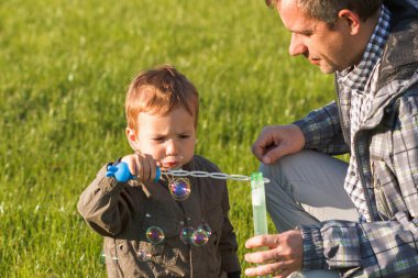 Babam oğlu sabun köpüğü yapma gibi görünüyor