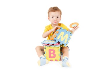 Çocuk oyun ve harfler renkli bulmaca ile öğrenme