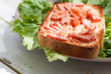 Marulla tabağa sandviç. Peynir ve jambon